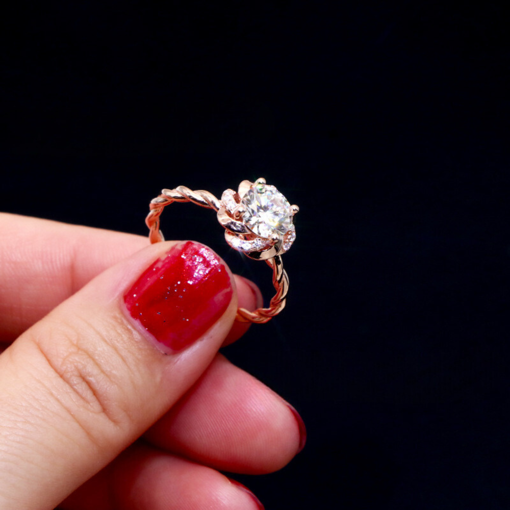 Roségold-Blumenfassung, gedrehter Schaft, runder Schliff-Solitär-1-Karat-Moissanit-Diamant-S925-Verlobungsring