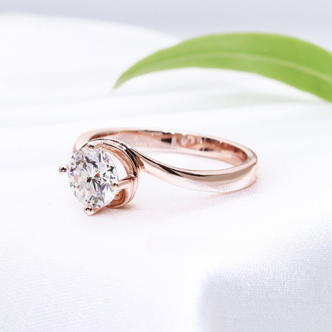 Roségold-Verlobungsring mit gedrehtem Bypass-Rundschliff, 4 Zinken und 1 Karat Moissanit-Diamant, S925-Solitär