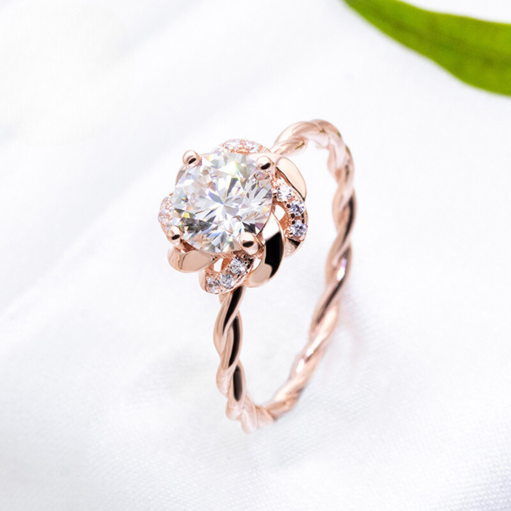 Roségold-Blumenfassung, gedrehter Schaft, runder Schliff-Solitär-1-Karat-Moissanit-Diamant-S925-Verlobungsring