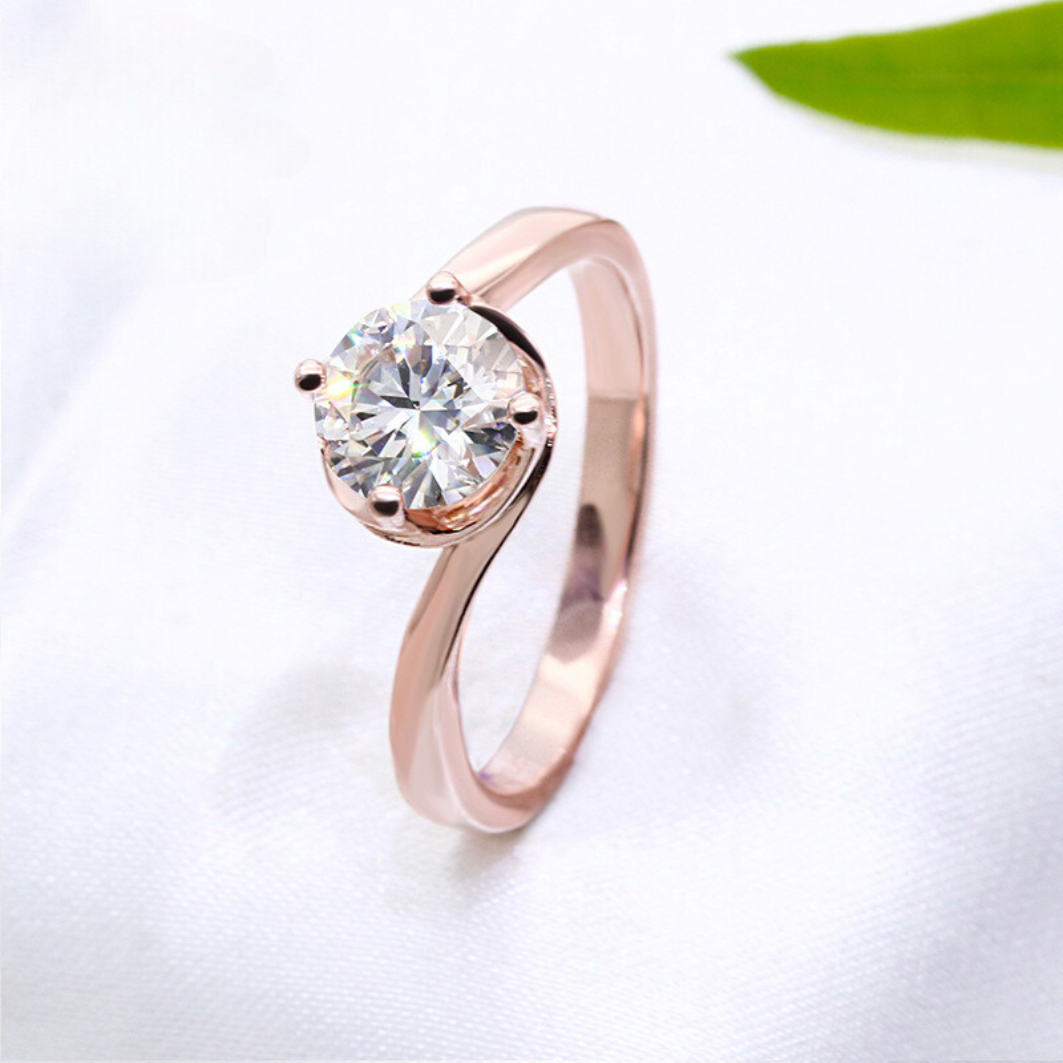Roségold-Verlobungsring mit gedrehtem Bypass-Rundschliff, 4 Zinken und 1 Karat Moissanit-Diamant, S925-Solitär