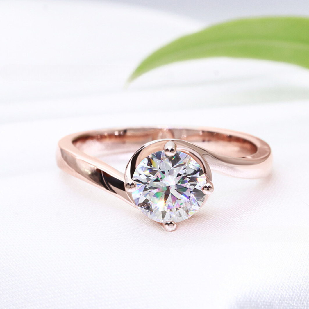 Roségold-Verlobungsring mit gedrehtem Bypass-Rundschliff, 4 Zinken und 1 Karat Moissanit-Diamant, S925-Solitär