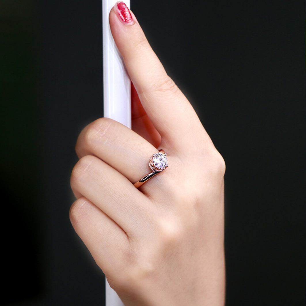Roségold-Verlobungsring mit gedrehtem Bypass-Rundschliff, 4 Zinken und 1 Karat Moissanit-Diamant, S925-Solitär
