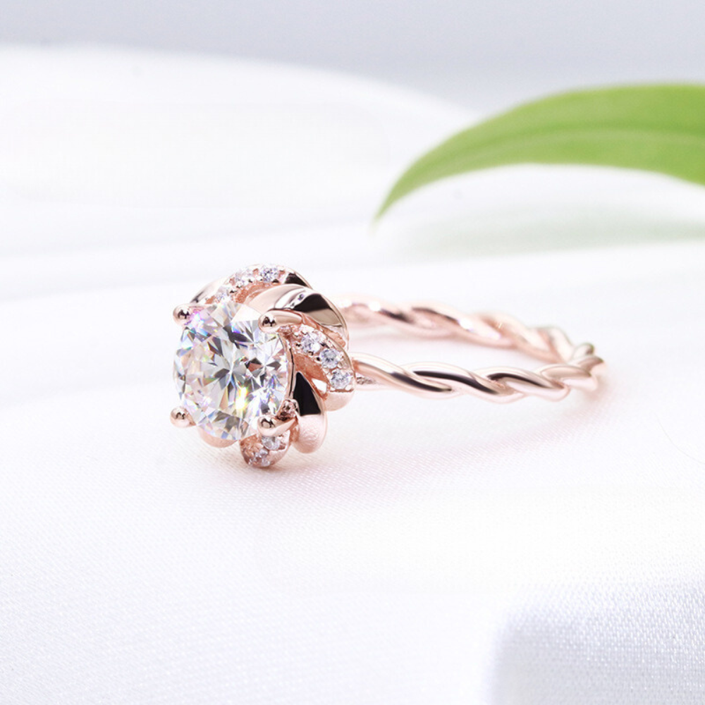 Roségold-Blumenfassung, gedrehter Schaft, runder Schliff-Solitär-1-Karat-Moissanit-Diamant-S925-Verlobungsring