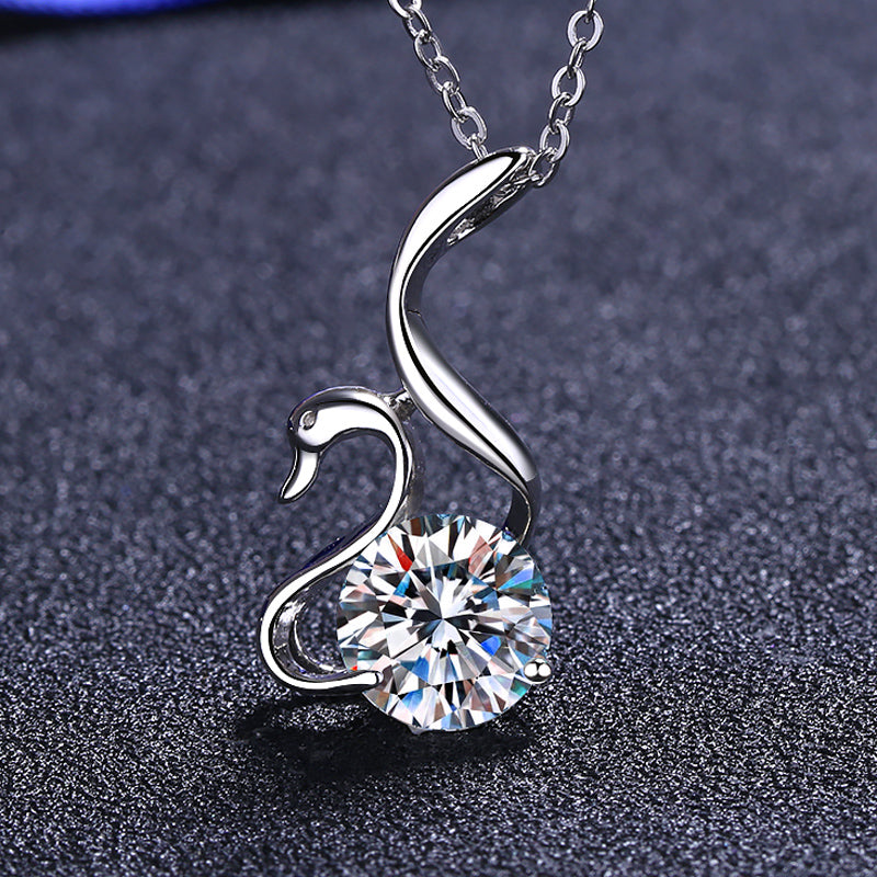 Collar con colgante de moissanita S925 de 2 quilates de corte redondo de cisne