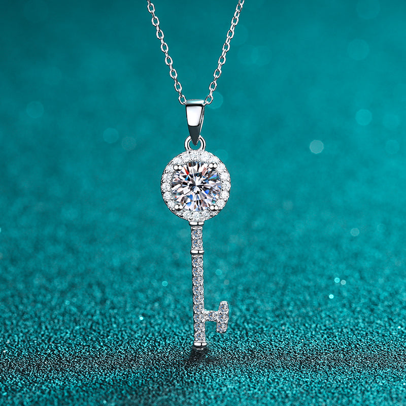 Collar con colgante S925 chapado en platino de moissanita de 0,5/1 quilate con halo de talla redonda y llave pavé