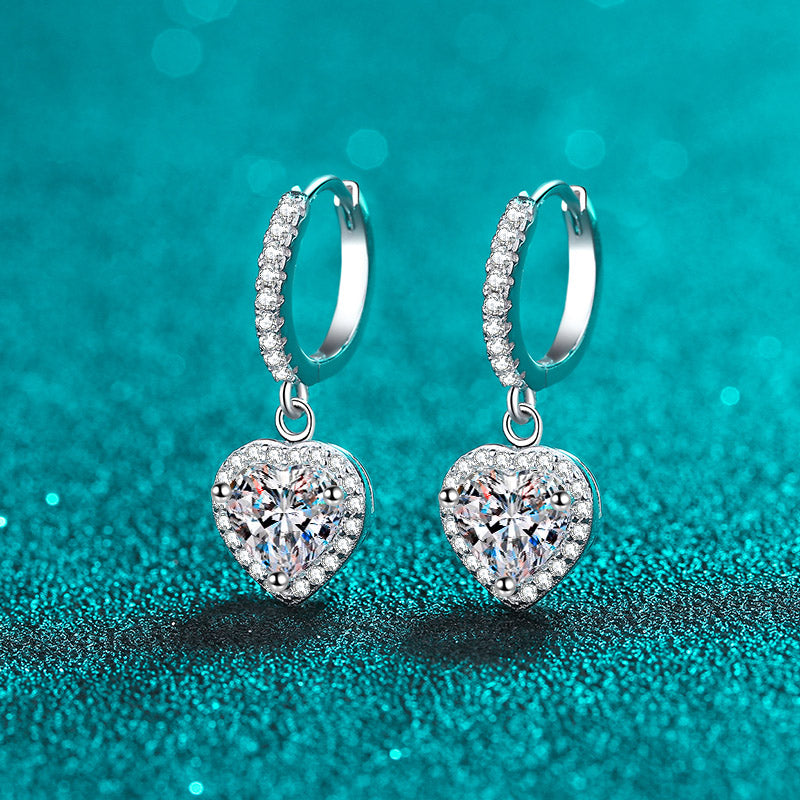 Pendientes colgantes con cierre tipo palanca y halo en forma de corazón de 1 quilate con diamantes de moissanita chapados en platino S925