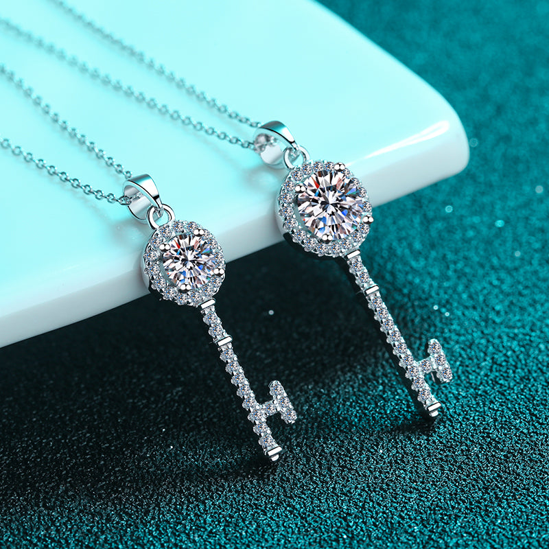 Collar con colgante S925 chapado en platino de moissanita de 0,5/1 quilate con halo de talla redonda y llave pavé