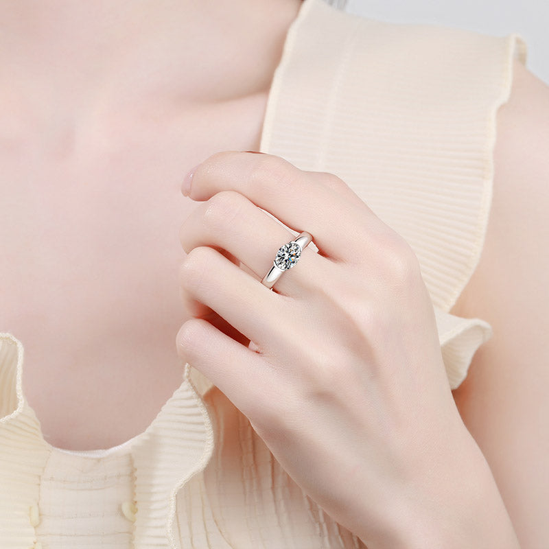 Solitär-Verlobungsring mit 1,5 Karat Moissanit-Diamant und platiniertem S925-Solitär im Ovalschliff mit halber Lünette