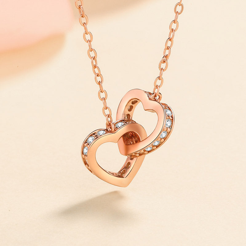 Halskette mit ineinandergreifenden Herzen aus Roségold/Weiß mit Moissanit-Anhänger aus S925