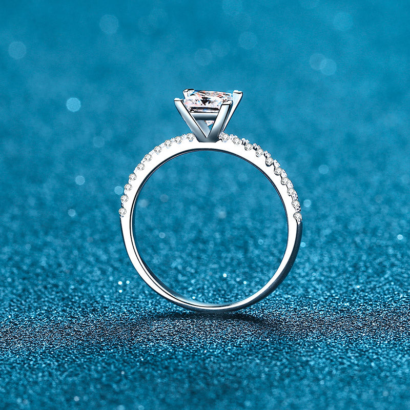 Solitär-Verlobungsring mit 1/2 Karat Moissanit-Diamant im Princess-Schliff, Pavé-Fassung, S925