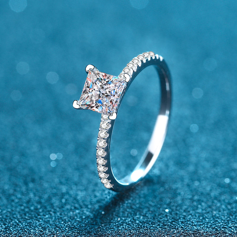 Solitär-Verlobungsring mit 1/2 Karat Moissanit-Diamant im Princess-Schliff, Pavé-Fassung, S925