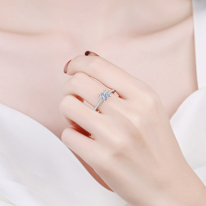Solitär-Verlobungsring mit 1/2 Karat Moissanit-Diamant im Princess-Schliff, Pavé-Fassung, S925