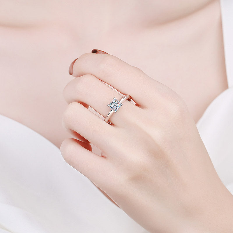 Solitär-Verlobungsring mit 1/2 Karat Moissanit-Diamant im Princess-Schliff S925
