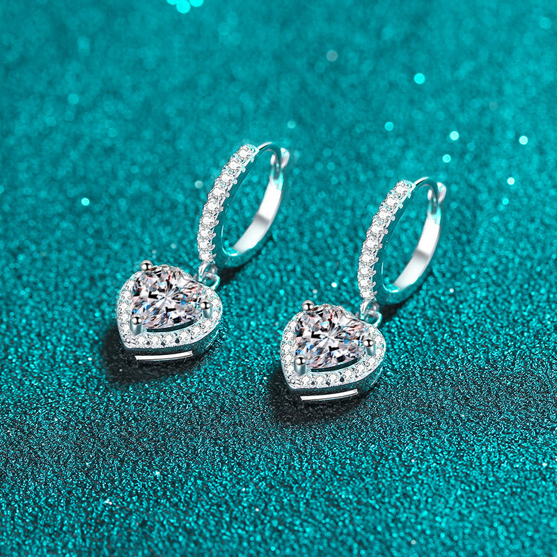 Pendientes colgantes con cierre tipo palanca y halo en forma de corazón de 1 quilate con diamantes de moissanita chapados en platino S925