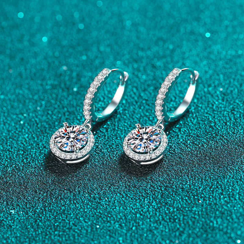 Pendientes colgantes con cierre de palanca S925 chapados en platino y diamantes de moissanita de 1 quilate con halo de talla redonda