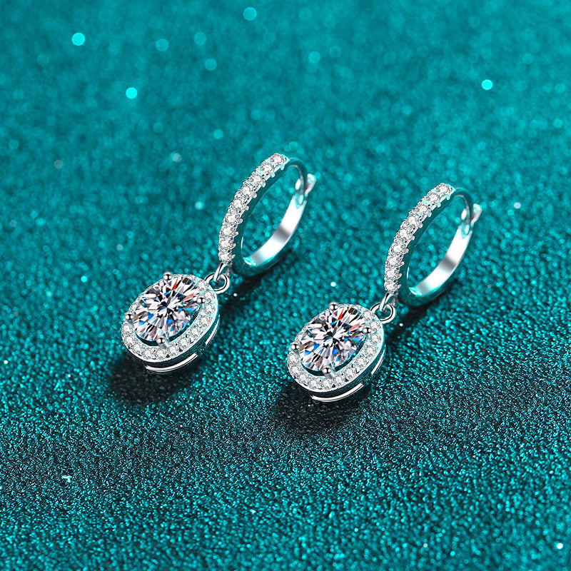 Pendientes colgantes con cierre tipo palanca y halo de talla ovalada de 1 quilate con diamantes de moissanita chapados en platino S925
