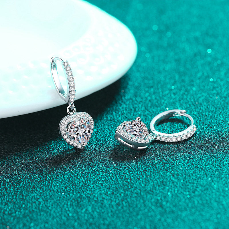 Pendientes colgantes con cierre tipo palanca y halo en forma de corazón de 1 quilate con diamantes de moissanita chapados en platino S925