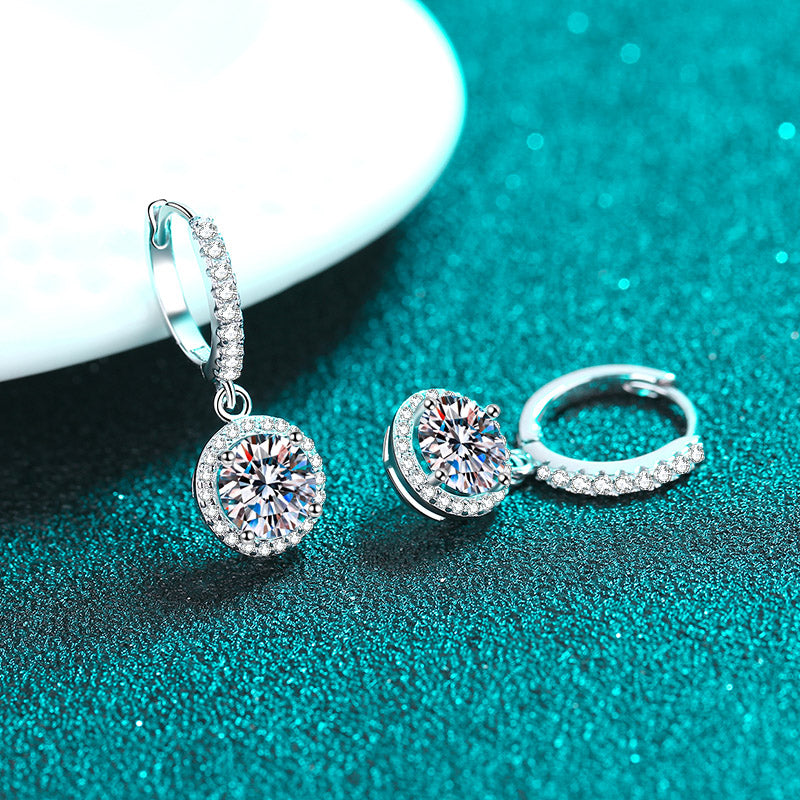 Pendientes colgantes con cierre de palanca S925 chapados en platino y diamantes de moissanita de 1 quilate con halo de talla redonda