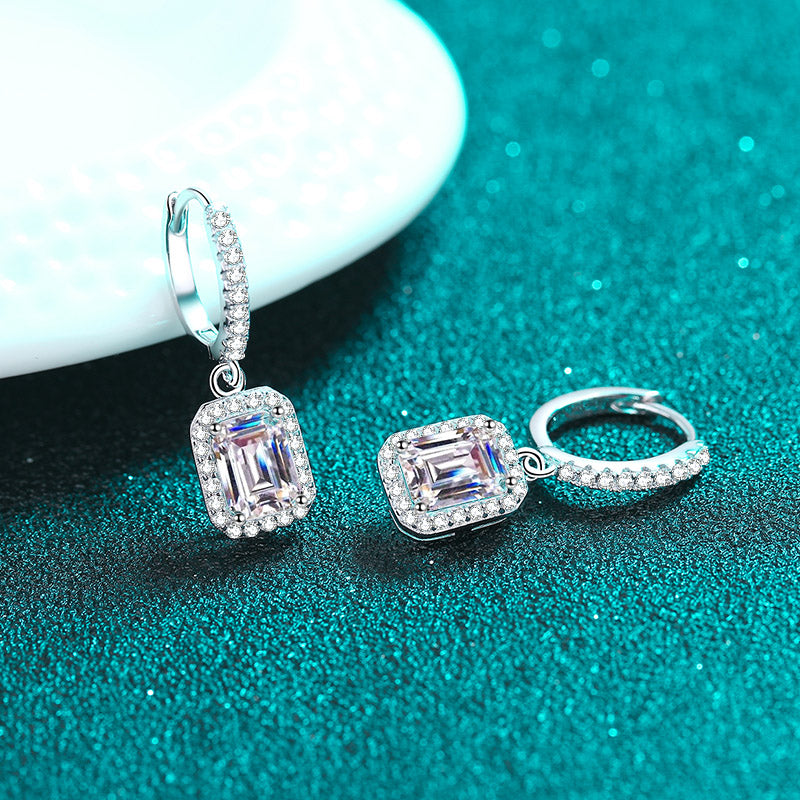 Pendientes colgantes con cierre tipo palanca y pavé S925 chapados en platino con diamantes de moissanita de 1/2 quilate con halo de talla esmeralda/radiante