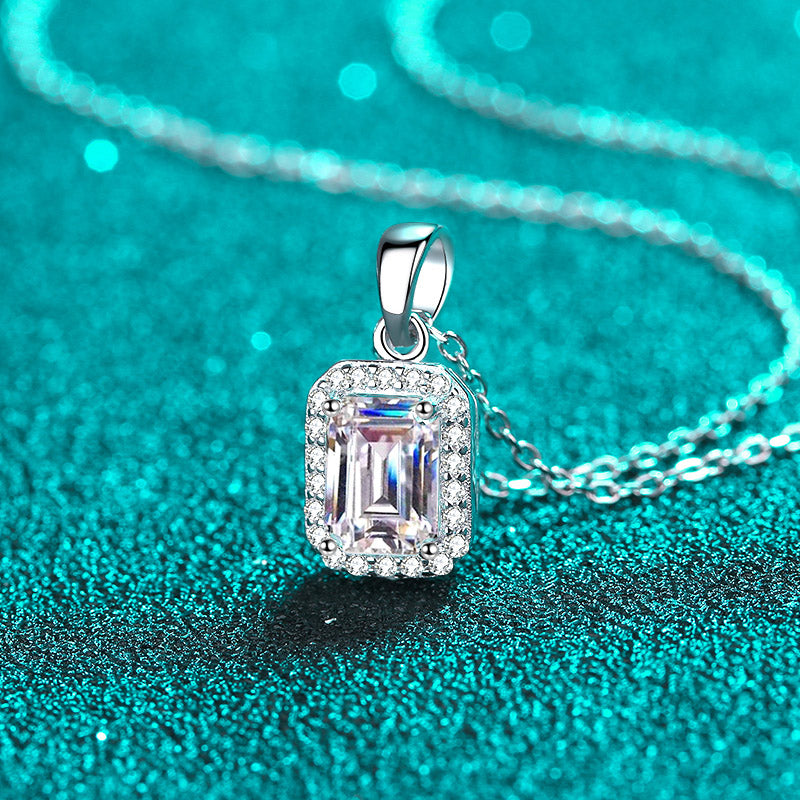 Smaragd-/Strahlend geschnittene Halo-Halskette mit 1 Karat Moissanit-Anhänger und platinierter S925-Halskette