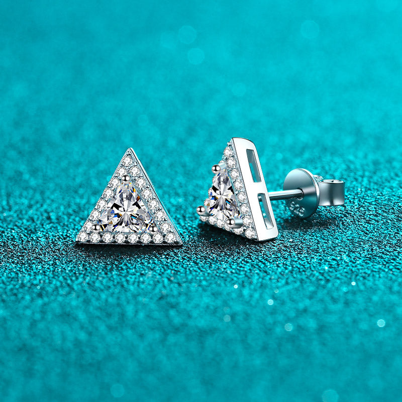Aretes S925 chapados en platino con diamantes de moissanita de 0,5 quilates con halo de talla trillón