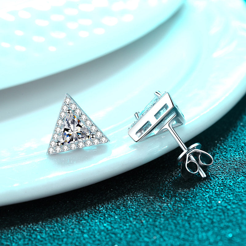 Aretes S925 chapados en platino con diamantes de moissanita de 0,5 quilates con halo de talla trillón