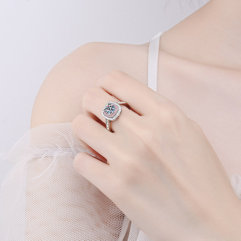 Anillo de compromiso S925 de diamante moissanita de 1 quilate con halo pavé de talla redonda y doble cuadrado