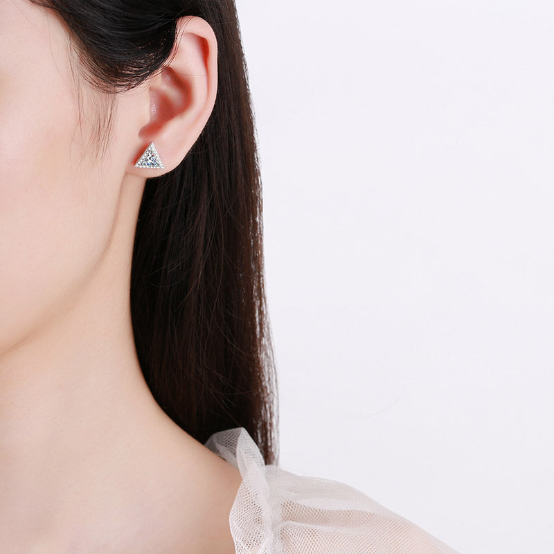 Aretes S925 chapados en platino con diamantes de moissanita de 0,5 quilates con halo de talla trillón