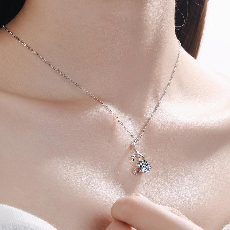 Collar con colgante de moissanita S925 de 2 quilates de corte redondo de cisne