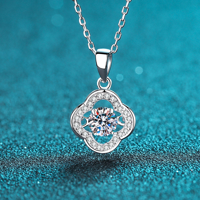Happy Four Leaves 0,5 Karat Moissanit S925 Pavé Dancing Halskette