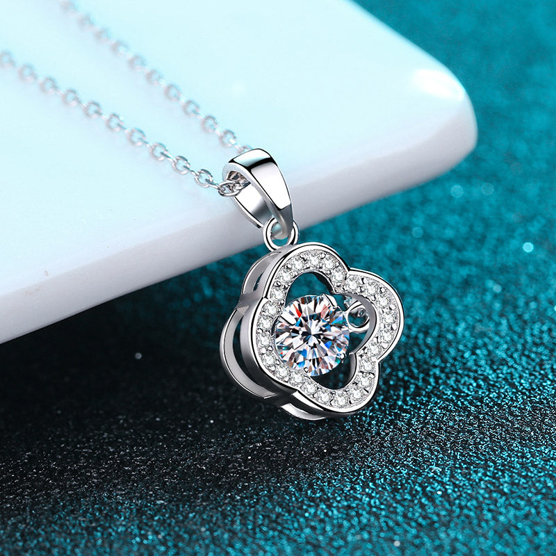 Happy Four Leaves 0,5 Karat Moissanit S925 Pavé Dancing Halskette