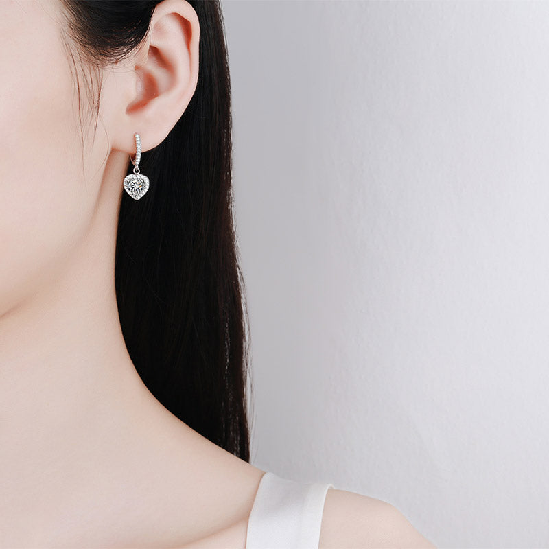 Pendientes colgantes con cierre tipo palanca y halo en forma de corazón de 1 quilate con diamantes de moissanita chapados en platino S925
