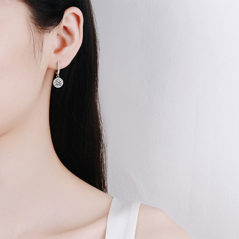 Pendientes colgantes con cierre de palanca S925 chapados en platino y diamantes de moissanita de 1 quilate con halo de talla redonda