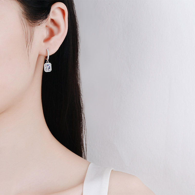 Pendientes colgantes con cierre tipo palanca y pavé S925 chapados en platino con diamantes de moissanita de 1/2 quilate con halo de talla esmeralda/radiante