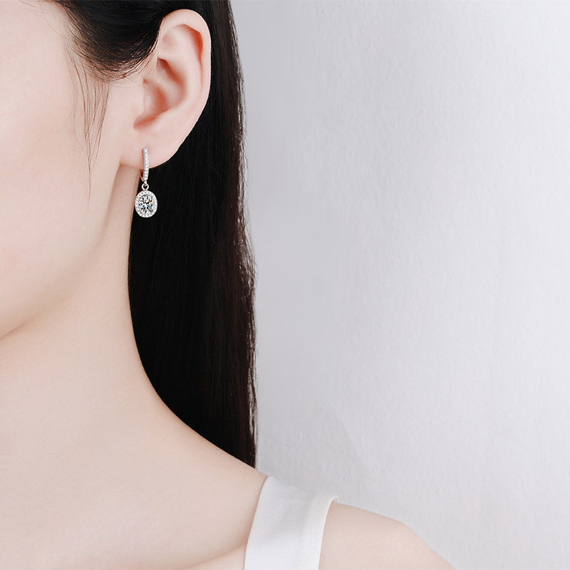 Pendientes colgantes con cierre tipo palanca y halo de talla ovalada de 1 quilate con diamantes de moissanita chapados en platino S925