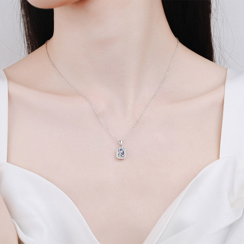 Smaragd-/Strahlend geschnittene Halo-Halskette mit 1 Karat Moissanit-Anhänger und platinierter S925-Halskette