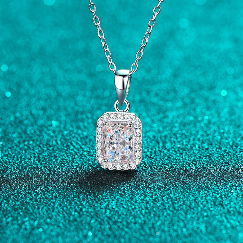 Smaragd-/Strahlend geschnittene Halo-Halskette mit 1 Karat Moissanit-Anhänger und platinierter S925-Halskette