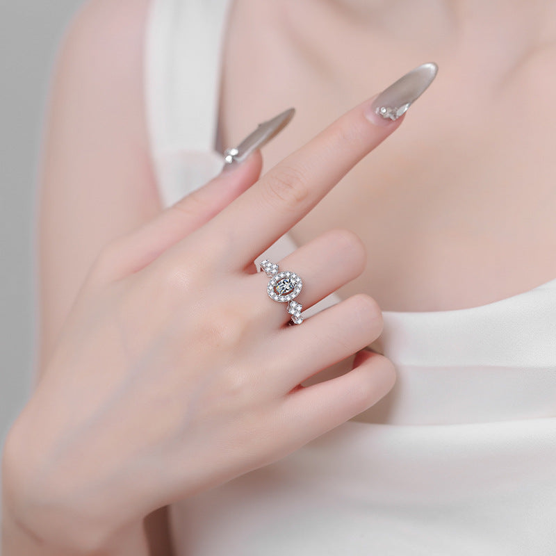 Prinzessin Diana Verlobungsring mit ovalem Saphir-Halo-Schliff und 0,5 Karat Moissanit S925