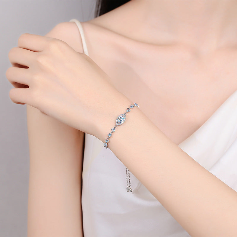 Pulsera S925 chapada en platino de moissanita de 1 quilate con halo de talla marquesa azul/blanco