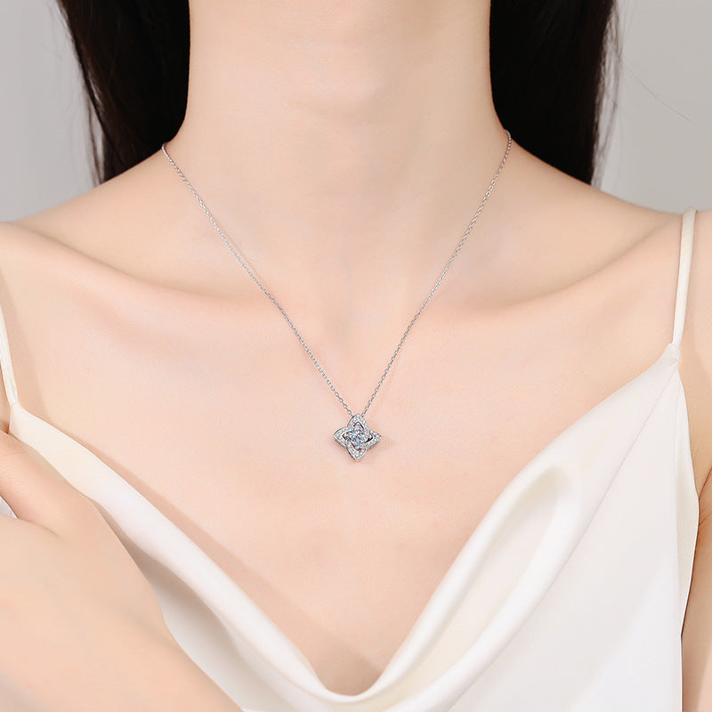 Blau/weiße vierblättrige 1-Karat-Moissanit-Halskette mit platiniertem S925-Pavé-Anhänger im Princess-Schliff