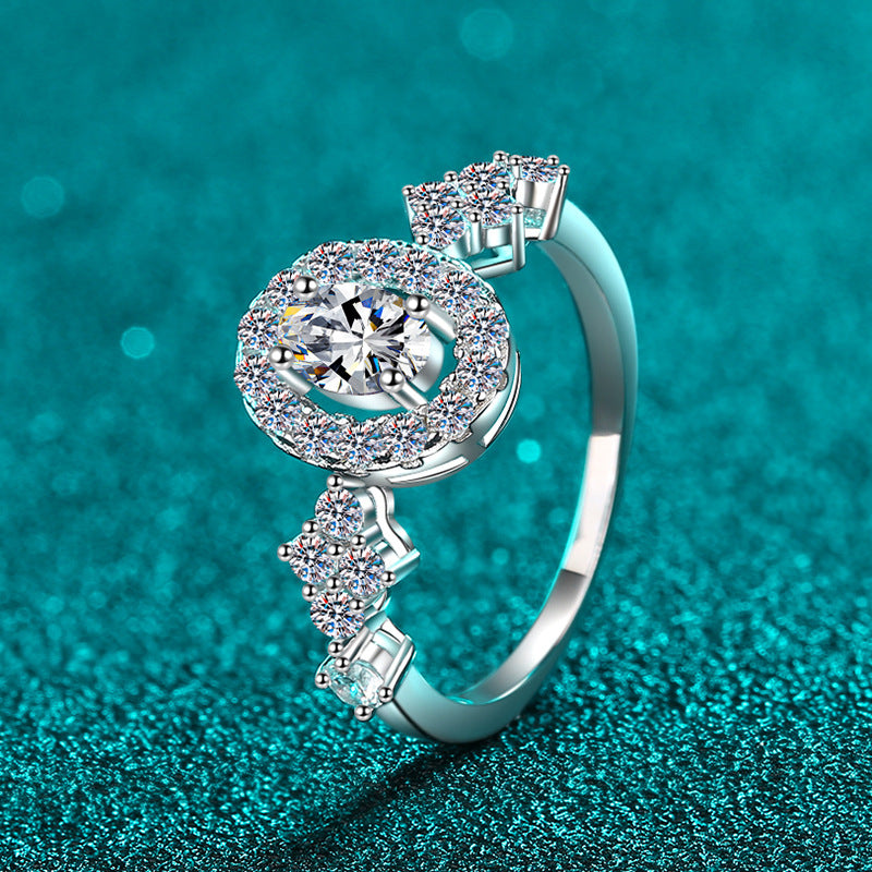 Prinzessin Diana Verlobungsring mit ovalem Saphir-Halo-Schliff und 0,5 Karat Moissanit S925