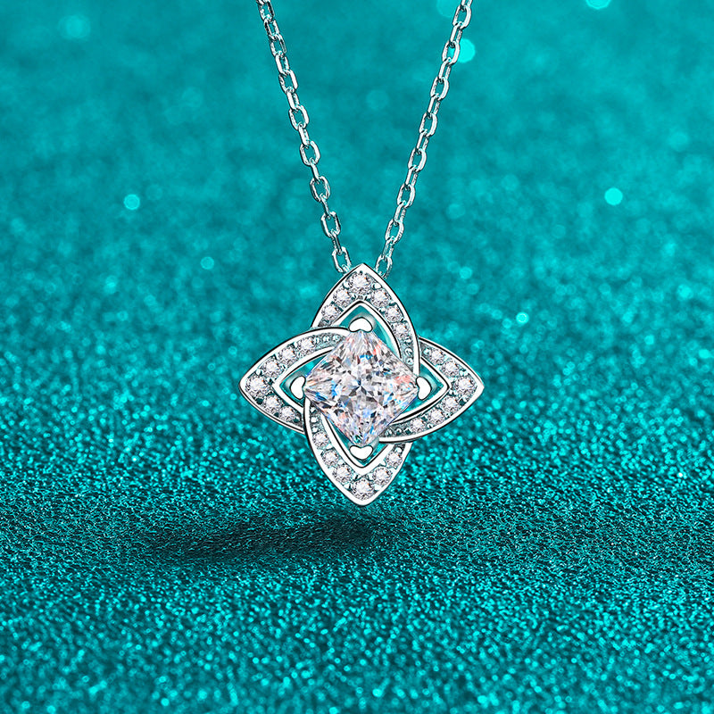 Blau/weiße vierblättrige 1-Karat-Moissanit-Halskette mit platiniertem S925-Pavé-Anhänger im Princess-Schliff