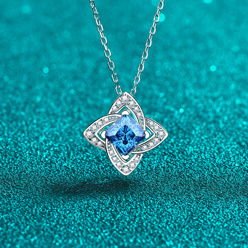 Blau/weiße vierblättrige 1-Karat-Moissanit-Halskette mit platiniertem S925-Pavé-Anhänger im Princess-Schliff
