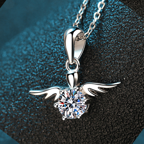 Collar con colgante S925 chapado en platino de moissanita de 0,5 quilates con alas de ángel 