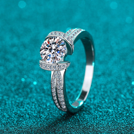 Luxe Curve Round Cut Solitaire 1 Carat Moissanite S925 Engagement Ring