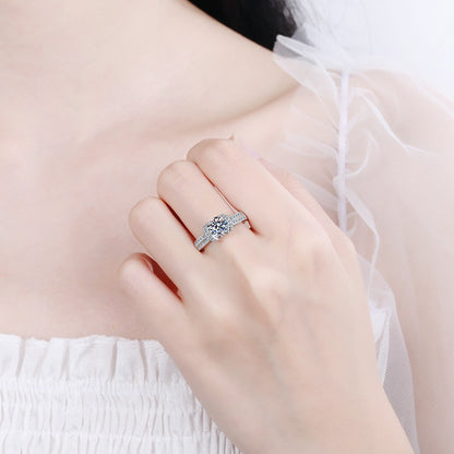 Luxe Curve Round Cut Solitaire 1 Carat Moissanite S925 Engagement Ring