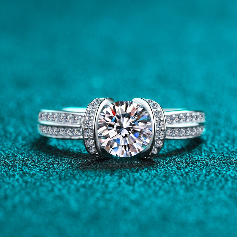 Luxe Curve Round Cut Solitaire 1 Carat Moissanite S925 Engagement Ring